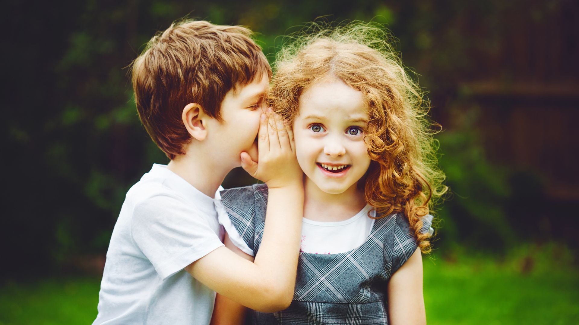 Crian&ccedil;as cochichando 