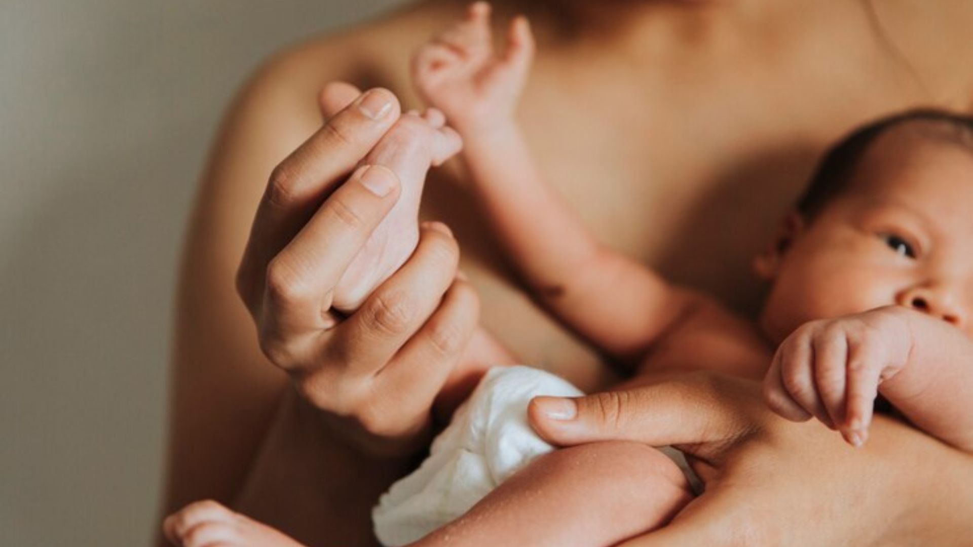 Mulher segurando beb&ecirc;