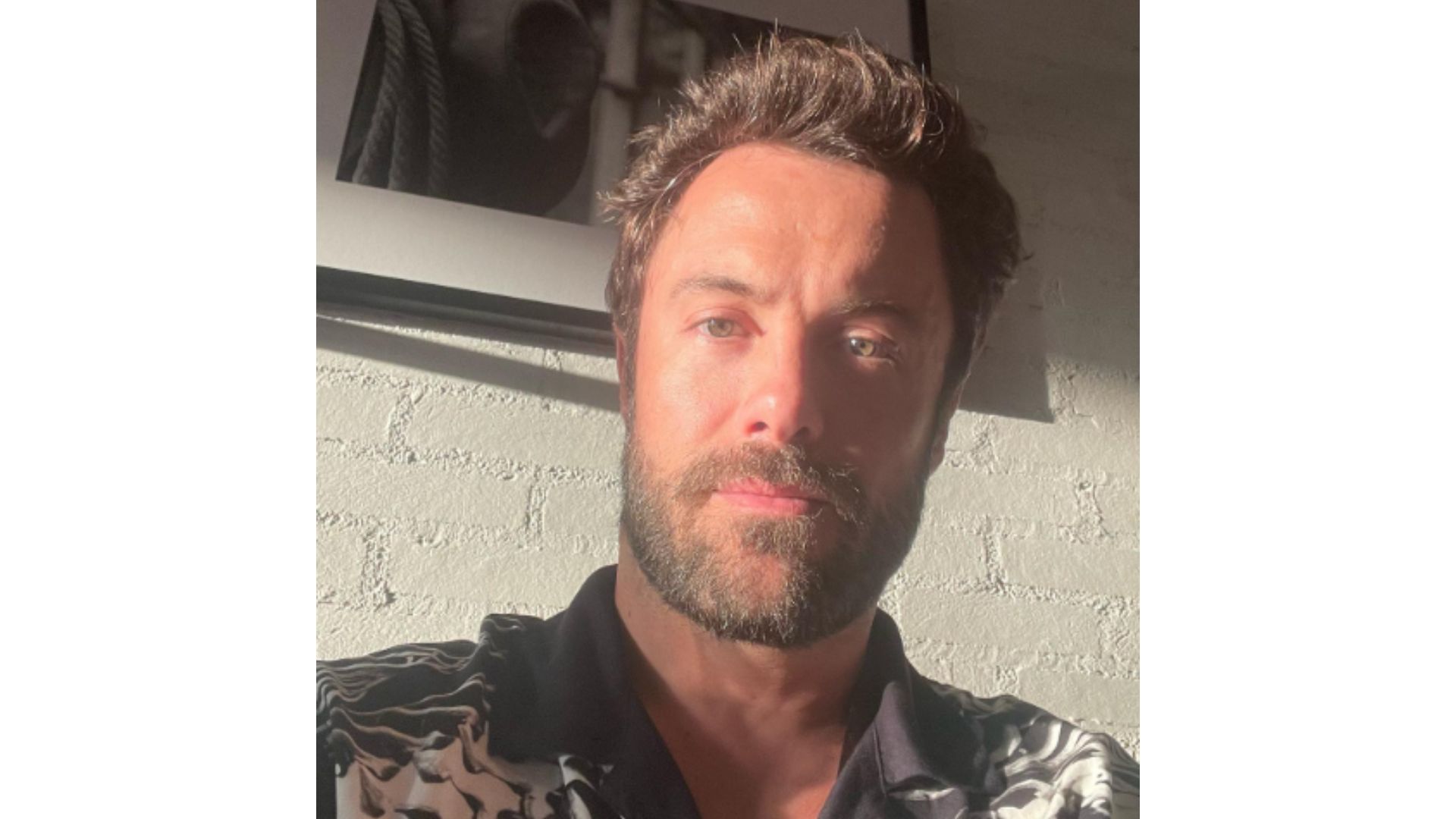 Homem posando para foto