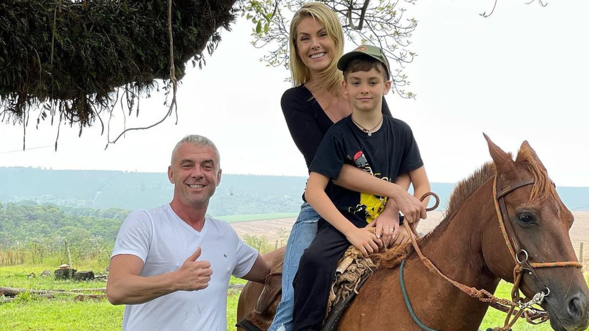 Fam&iacute;lia passeando de cavalo