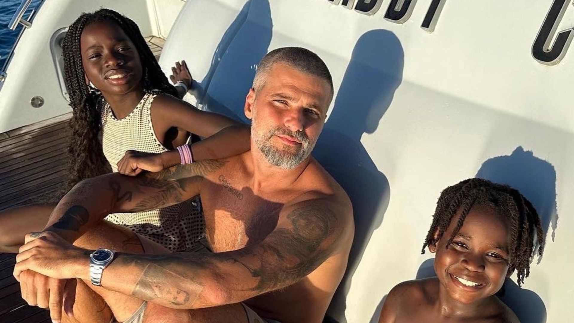 bruno gagliasso com os filhos titi e bless