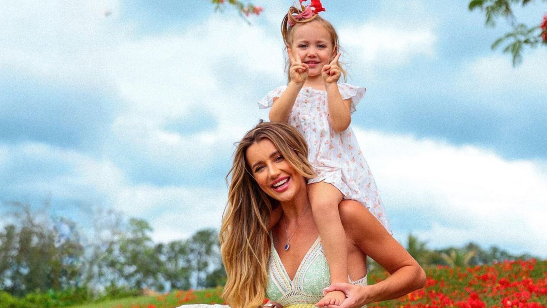 M&atilde;e e filha posando para fotos