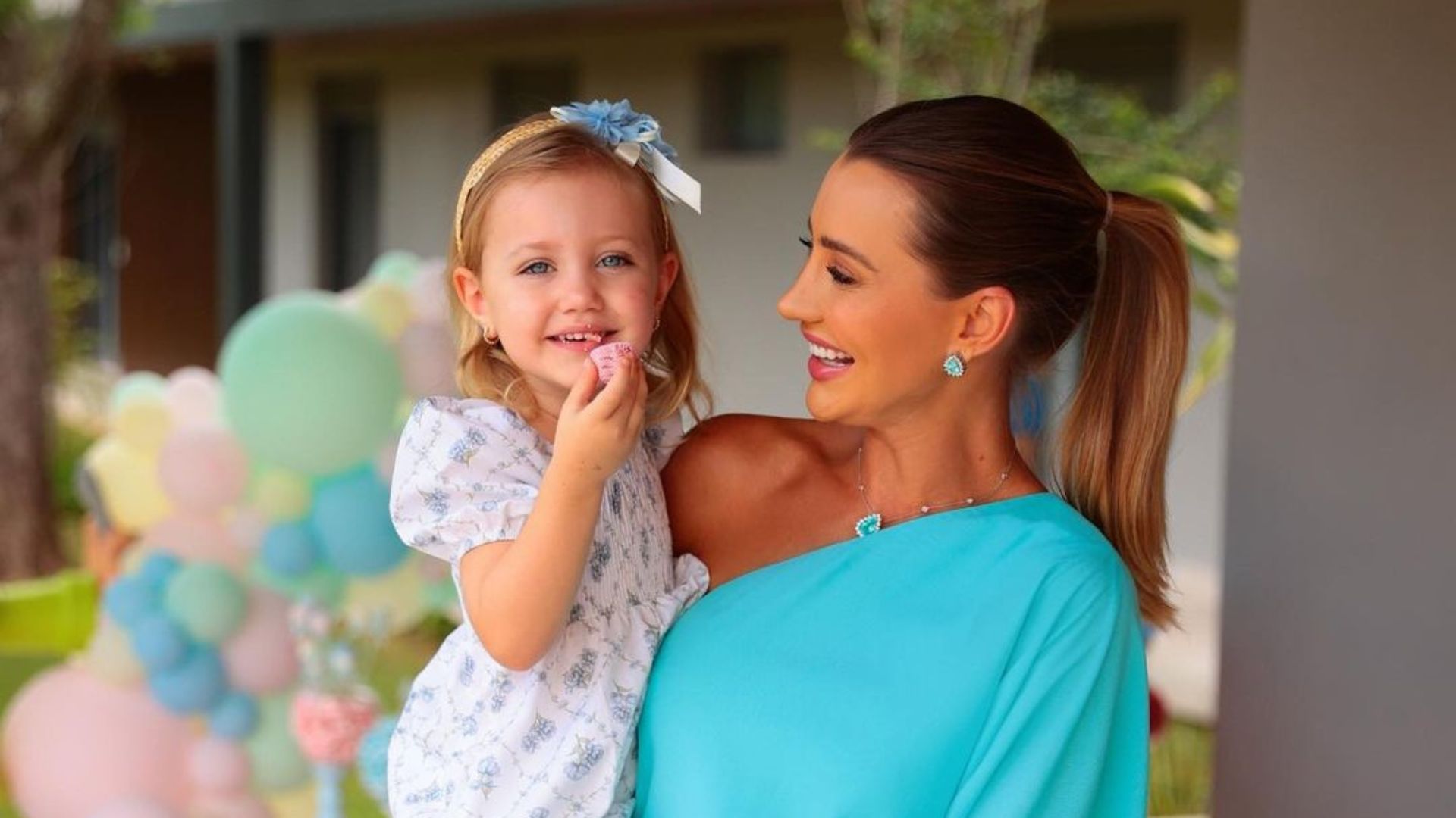 M&atilde;e e filha comemorando anivers&aacute;rio