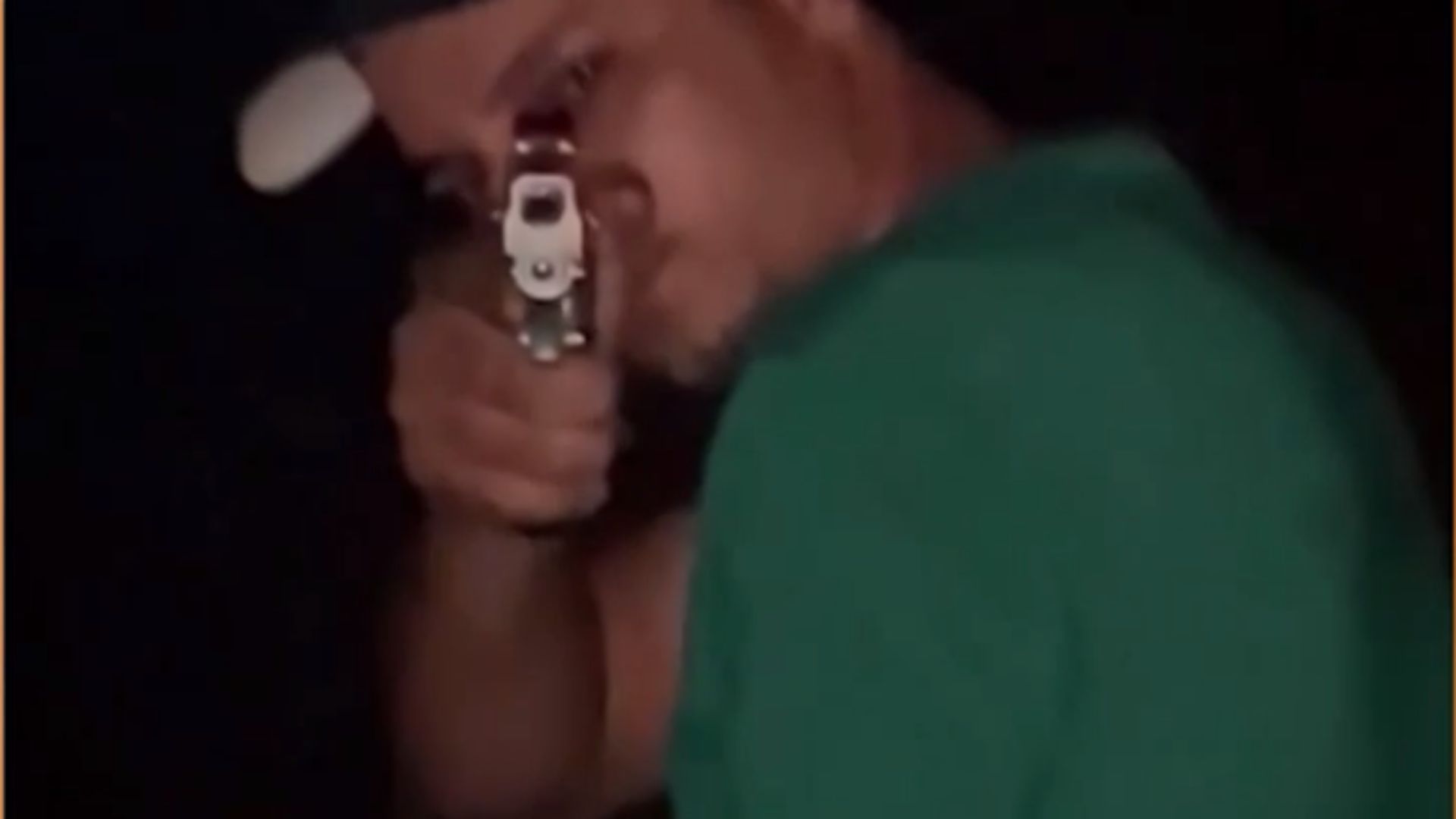 Diego Fonseca Borges apontando arma para Ielly Gabriele