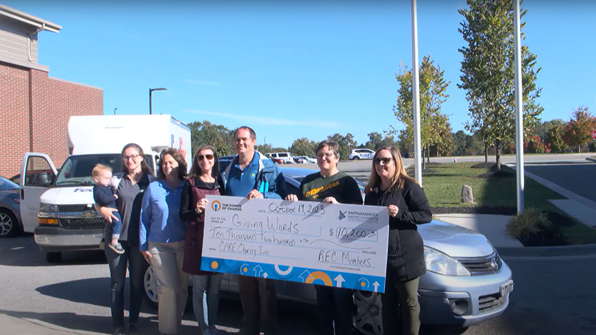Doa&ccedil;&atilde;o de dinheiro para m&atilde;e solo que ganhou carro reformado por estudantes de ensino m&eacute;dio t&eacute;cnico