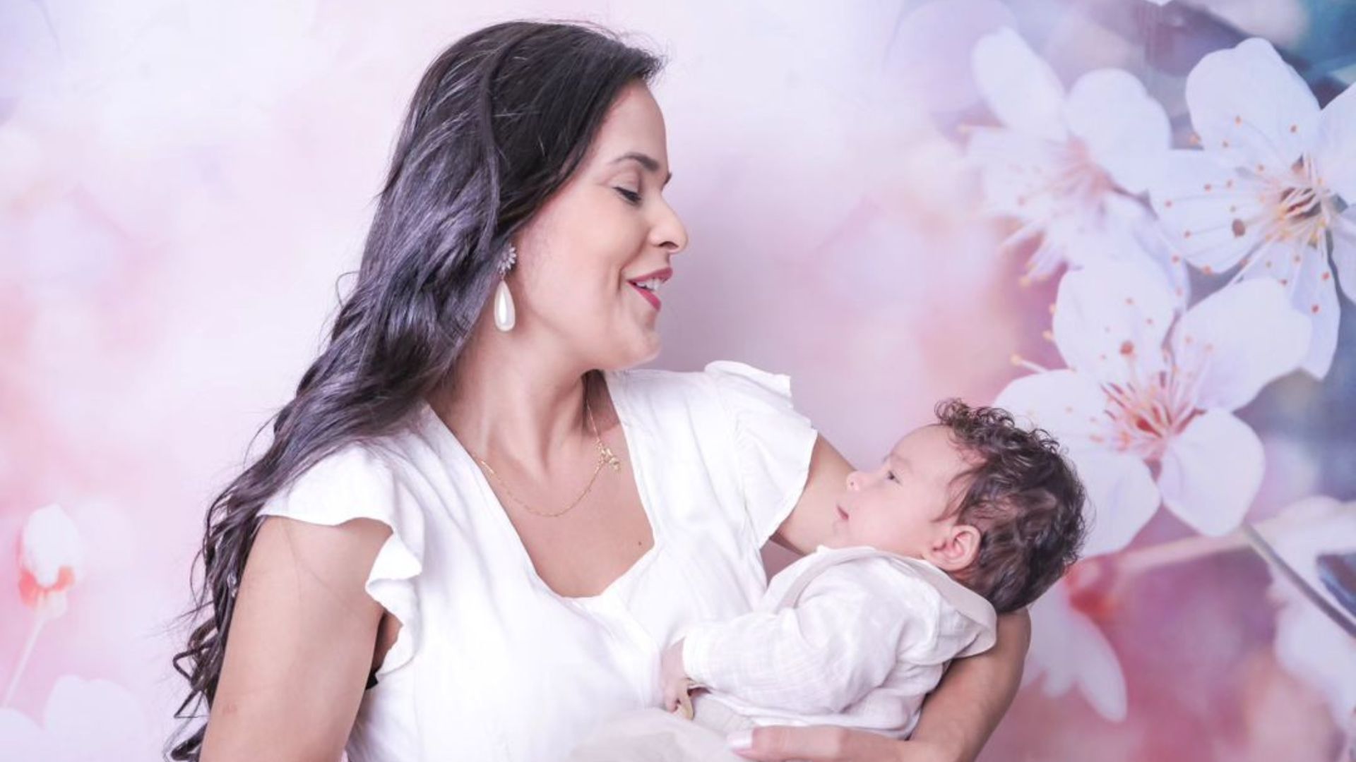 M&atilde;e segurando um beb&ecirc;