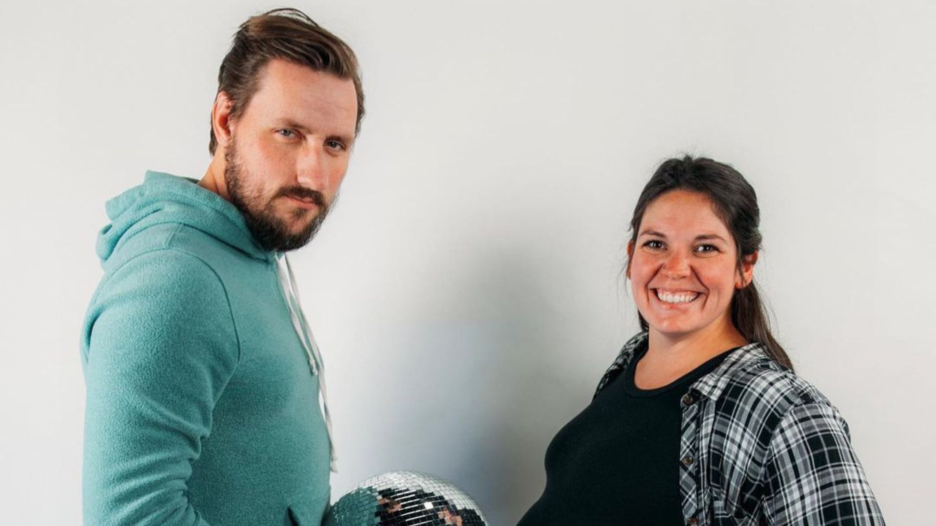 Casal descobrindo que ter&atilde;o filhos