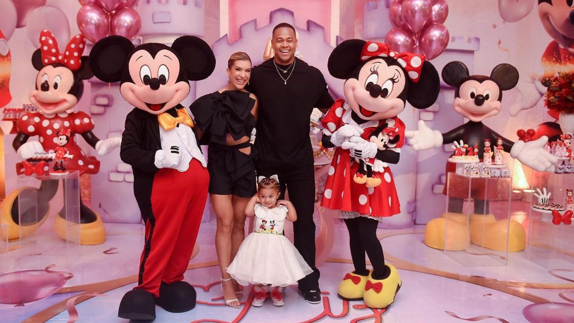 Família comemorando aniversário