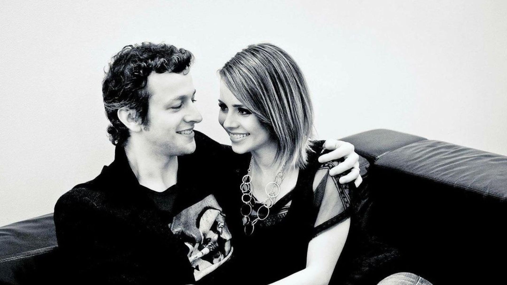 Sandy e Lucas posando para foto