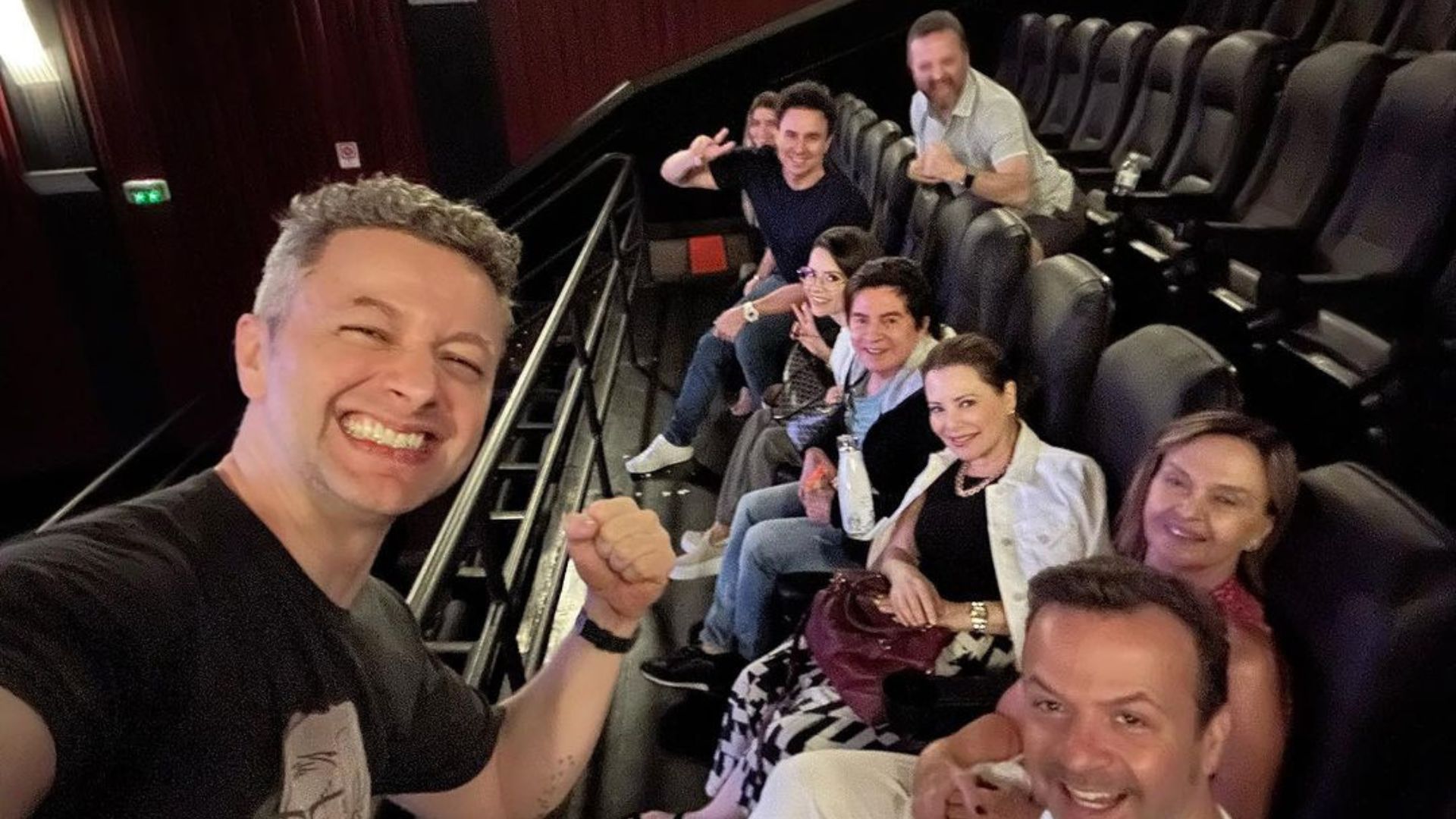 Pessoas no cinema e posando para foto