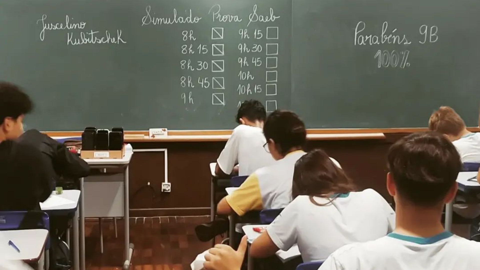 Sala de aula com alunos que est&atilde;o fazendo prova