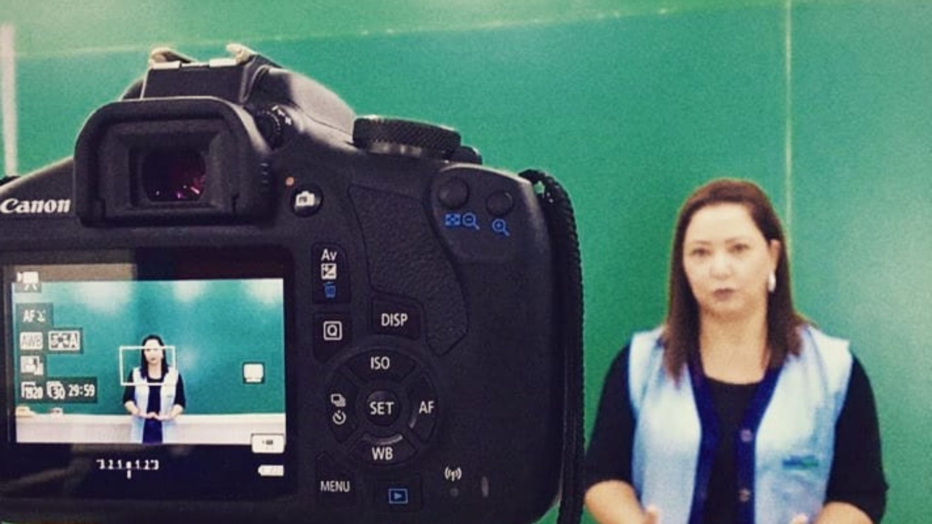 Professora gravando aula online 