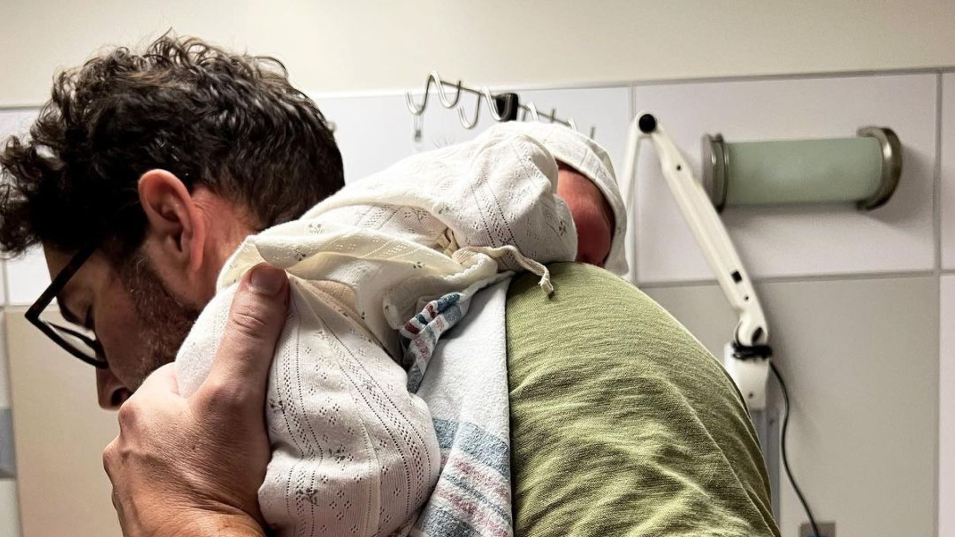 Tom Ellis cuidando de sua filha