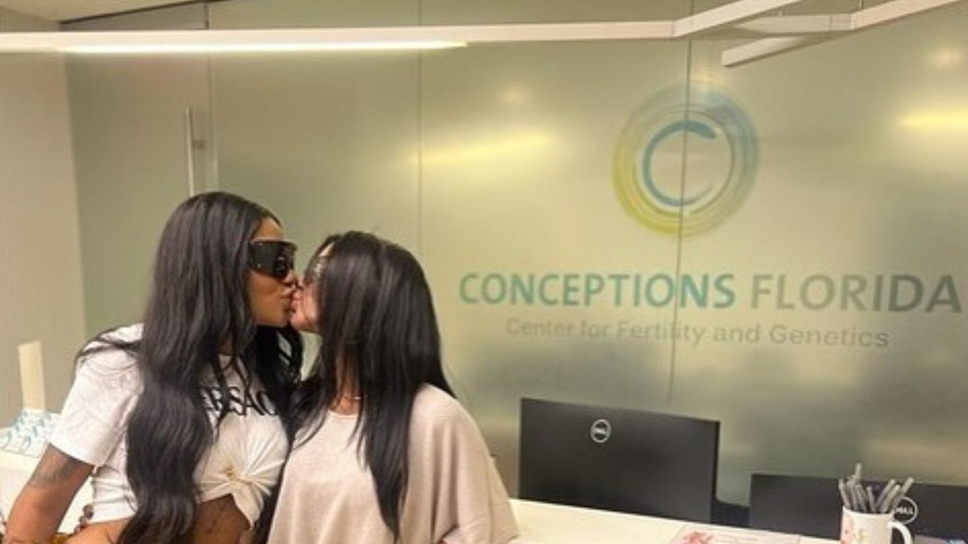 Casal visitando clinica de Fertiliza&ccedil;&atilde;o