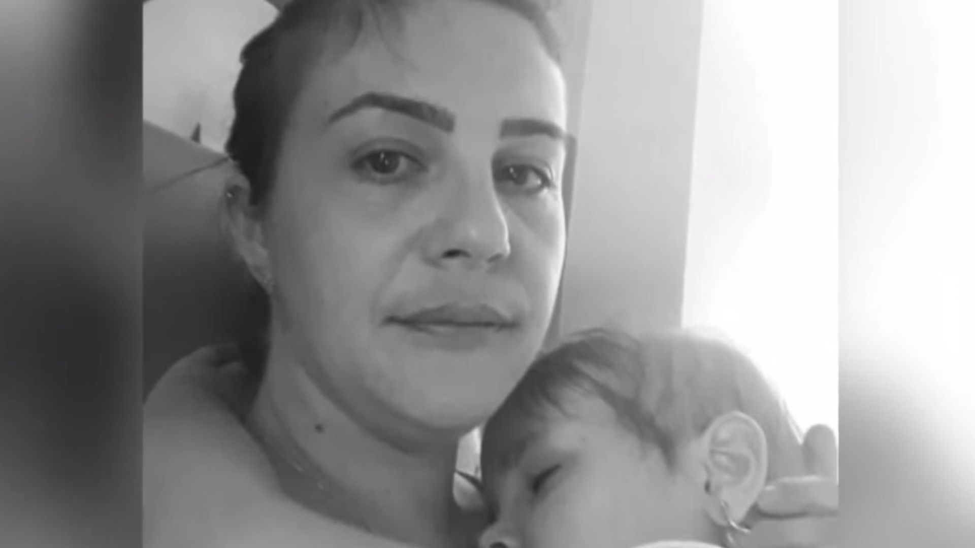 M&atilde;e com filha no colo