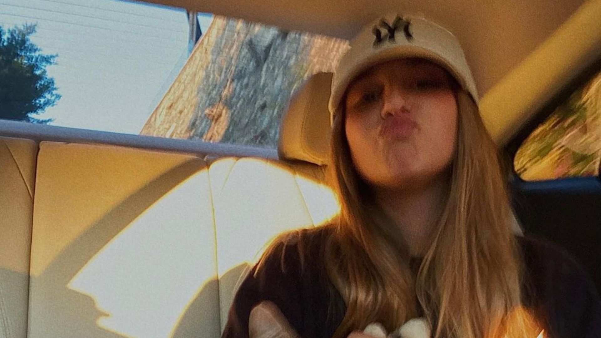 Menina posando para foto