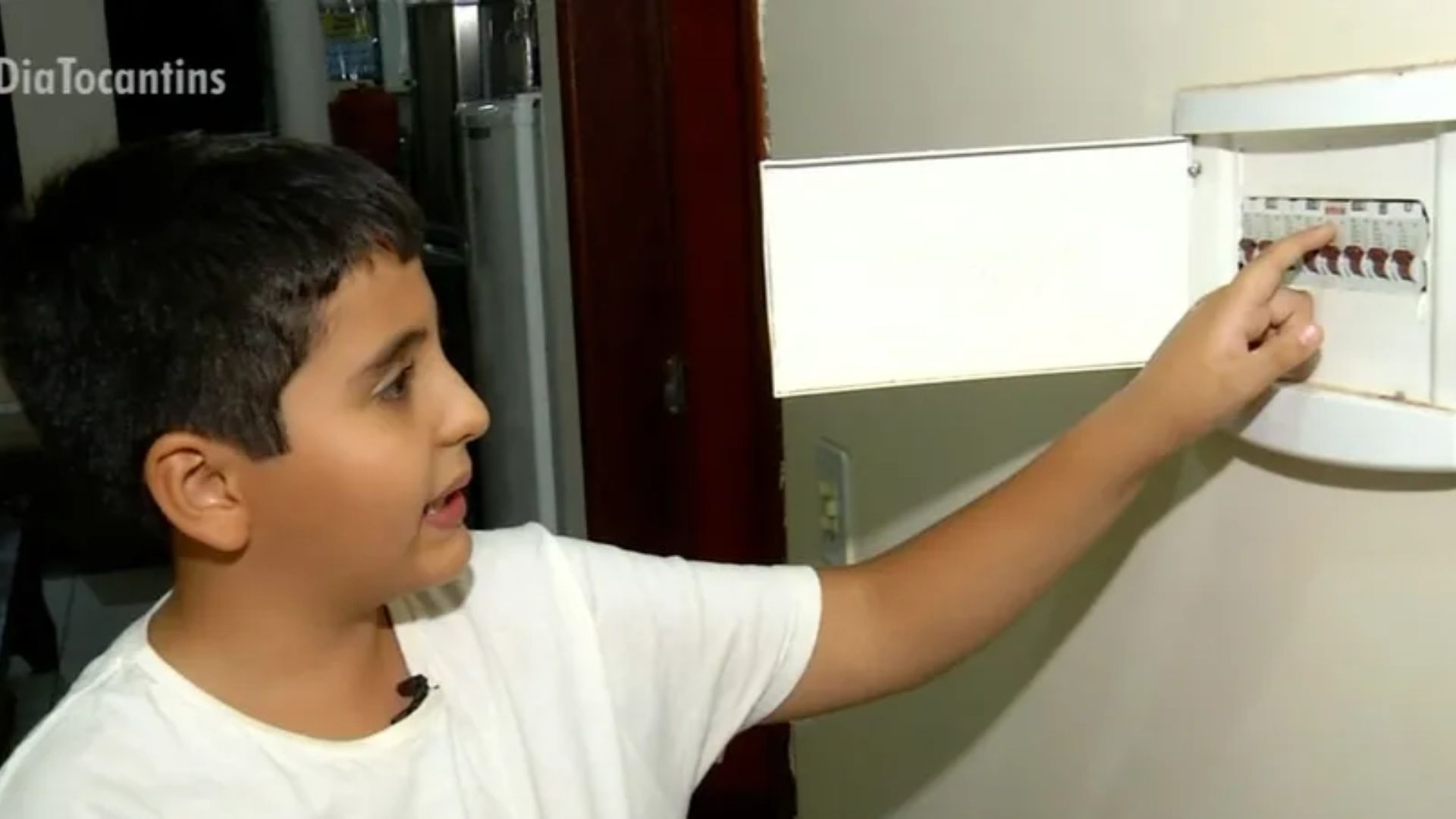 menino salva m&atilde;e