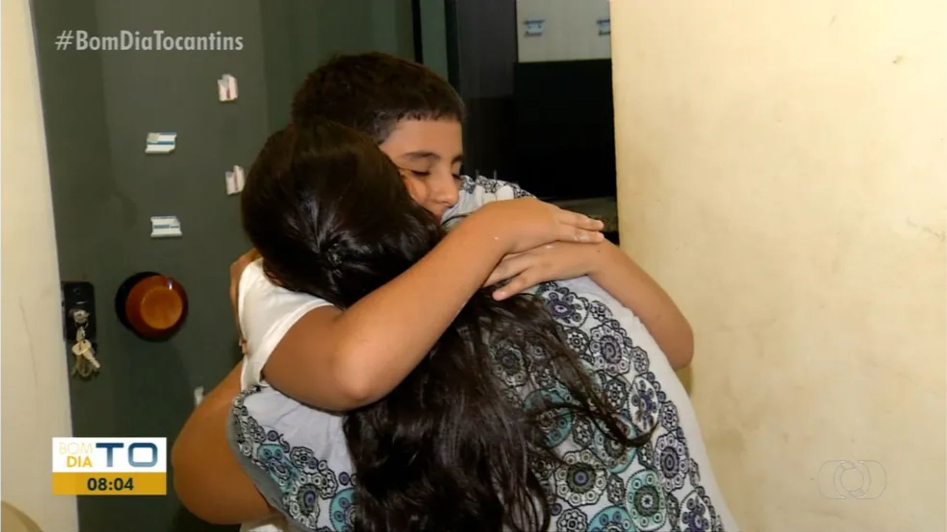 menino salva m&atilde;e