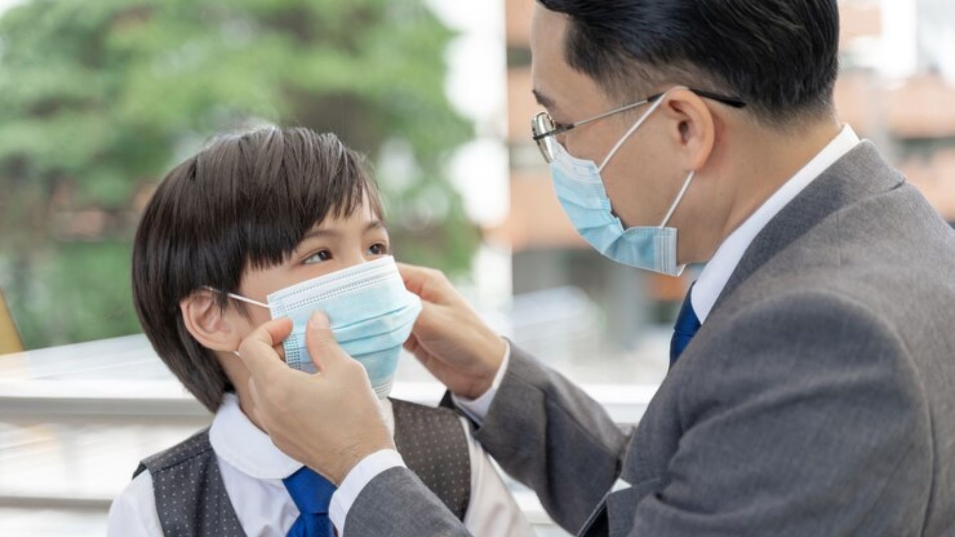 menino de m&aacute;scara