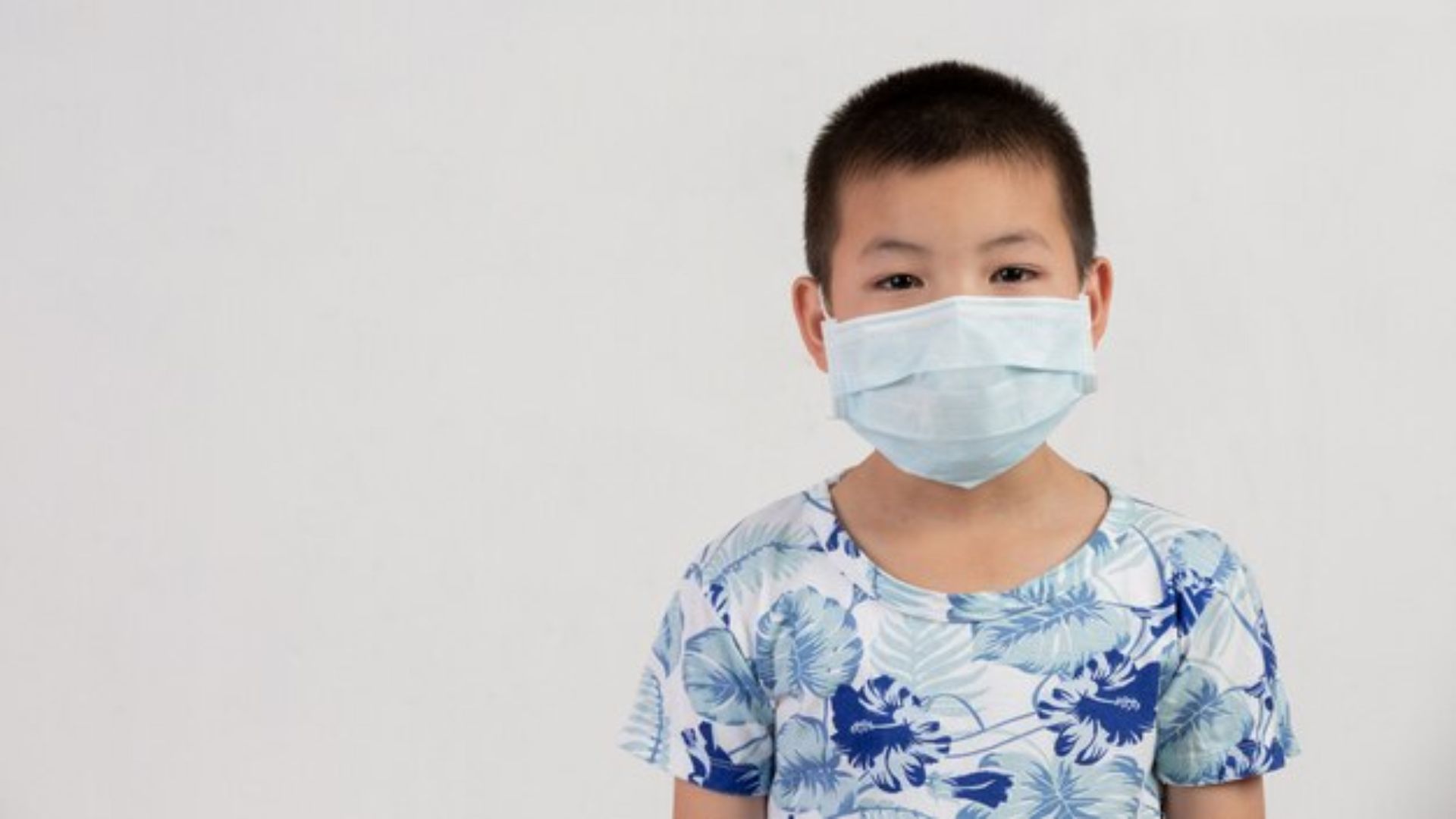 menino usando m&aacute;scara