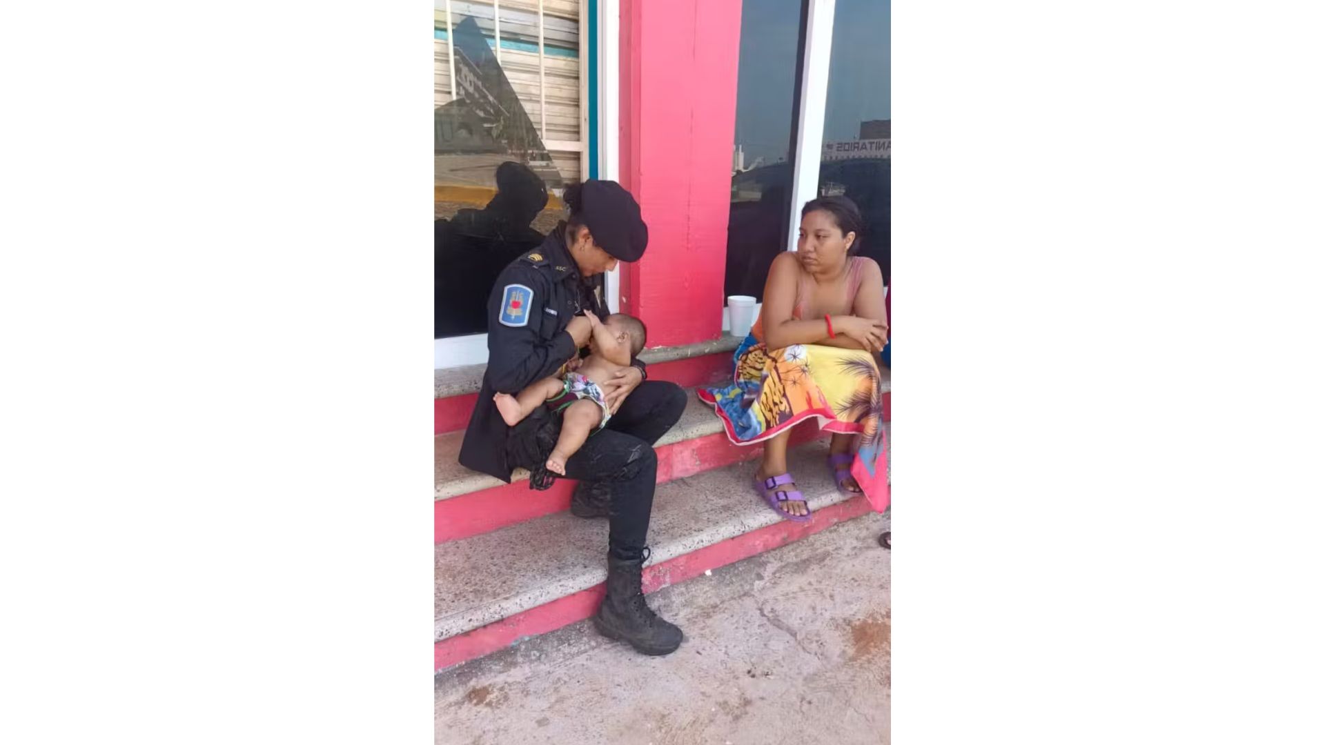 Policial amamenta beb&ecirc;