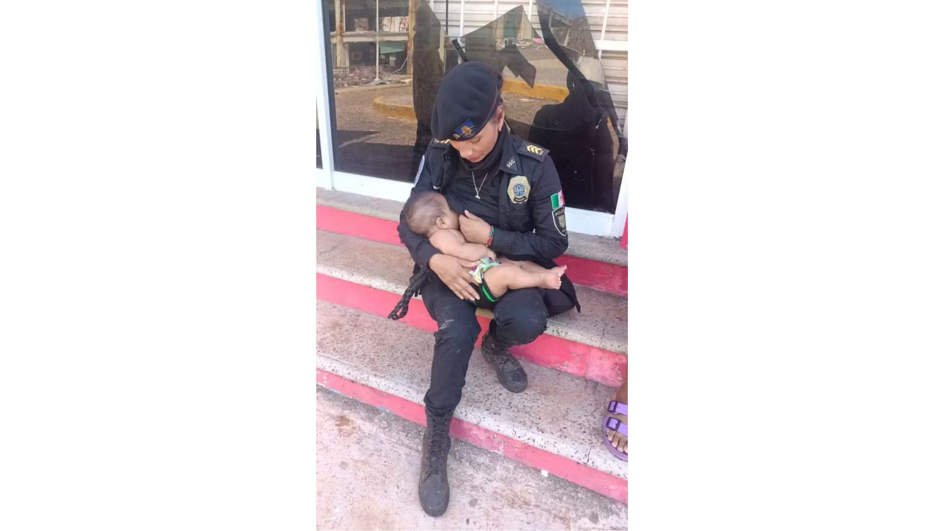 Policial amamenta beb&ecirc;
