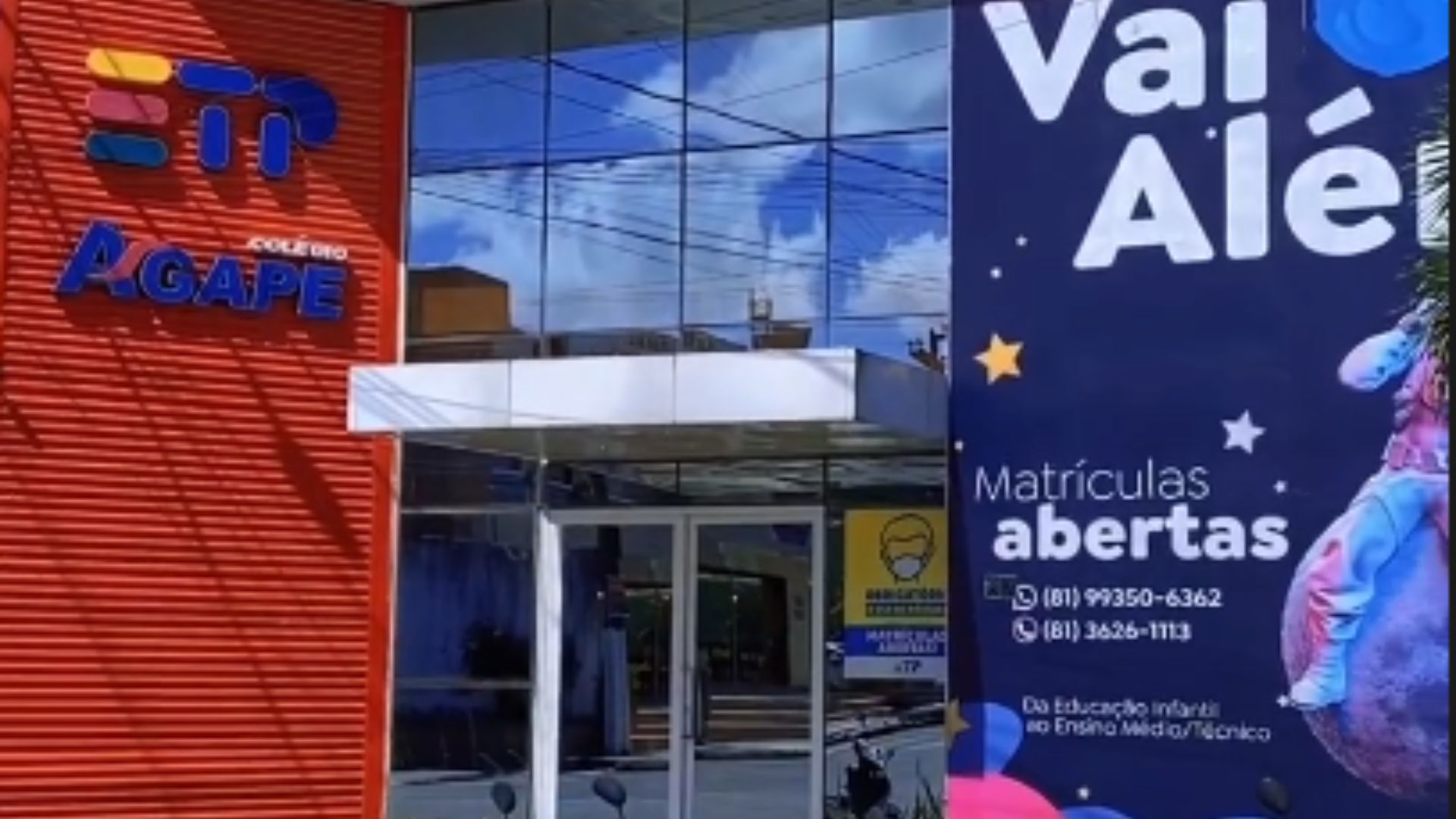 Fachada de um col&eacute;gio 