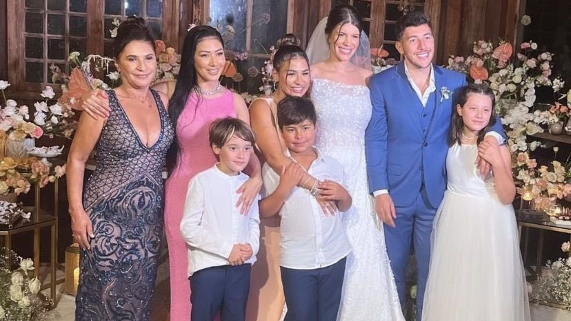 Simone e Simaria posando para foto em fam&iacute;lia