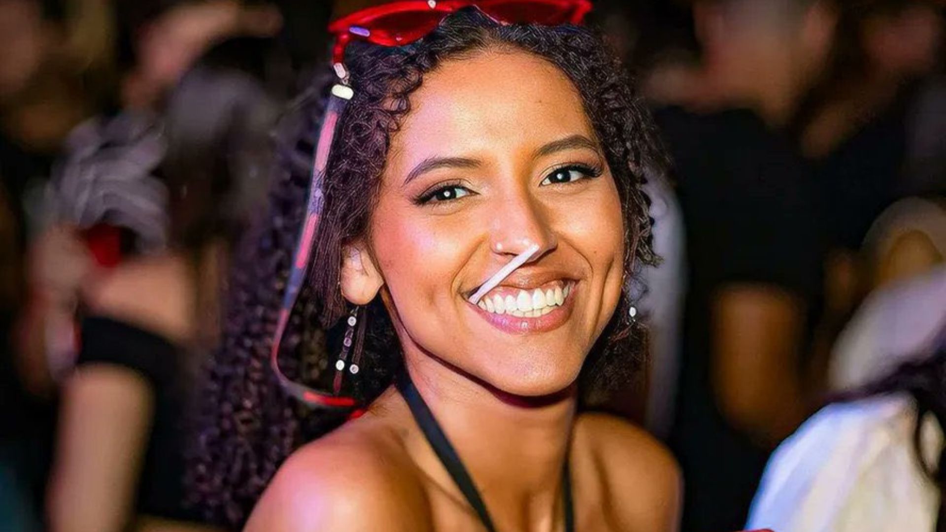 Mo&ccedil;a sorrindo para uma foto