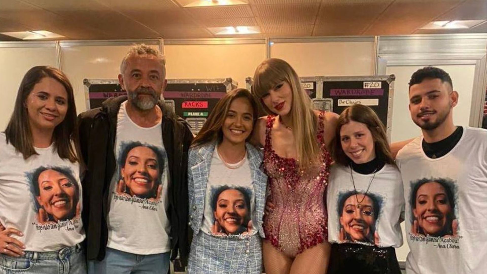 Pessoas posando para uma foto 