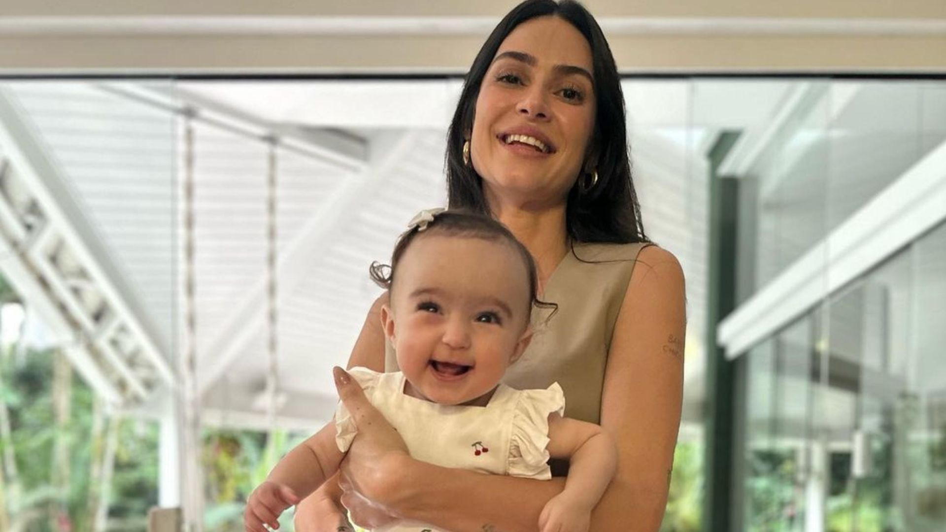 Thaila e sua filha numa festa