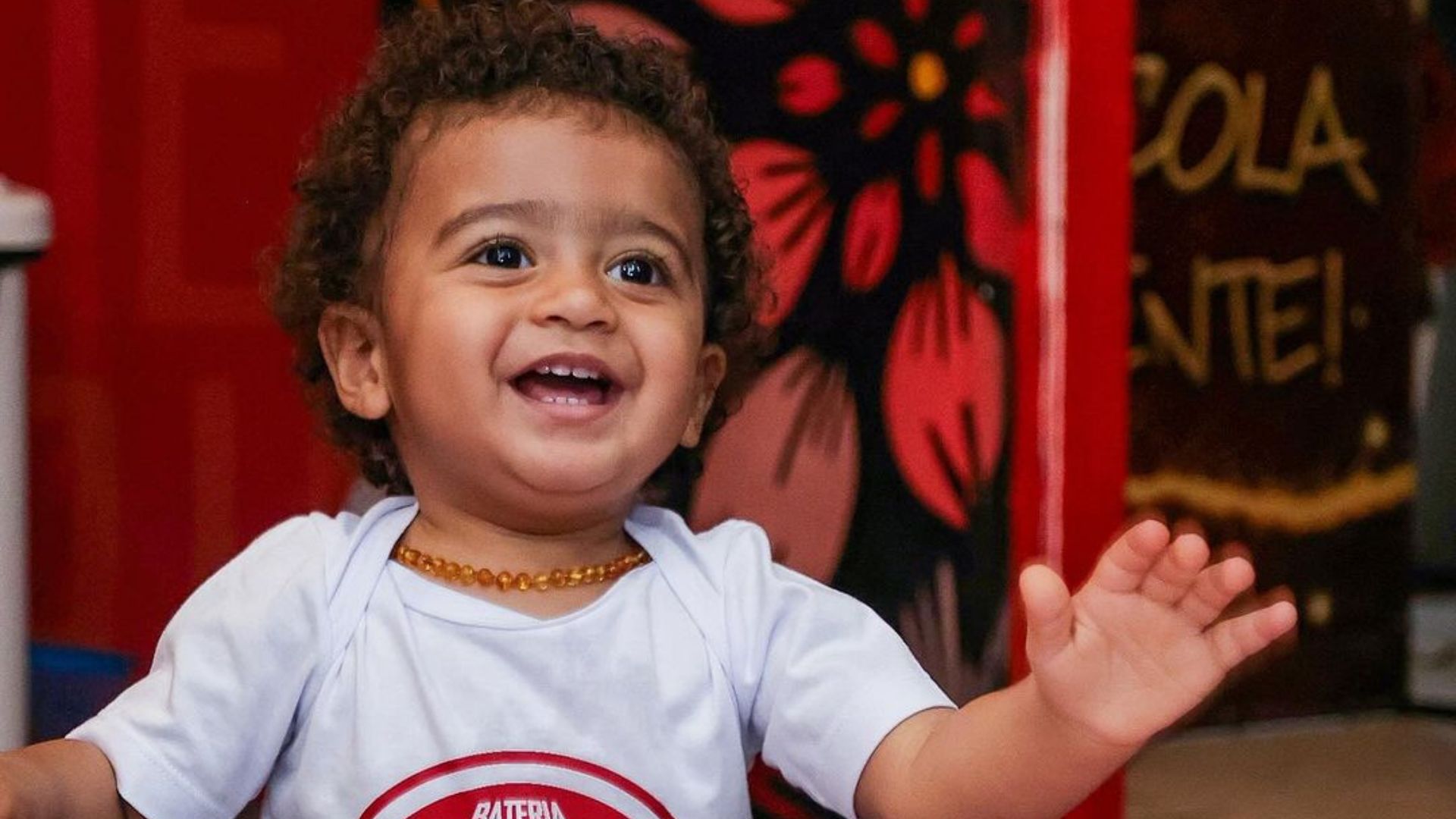 Crian&ccedil;a sorrindo