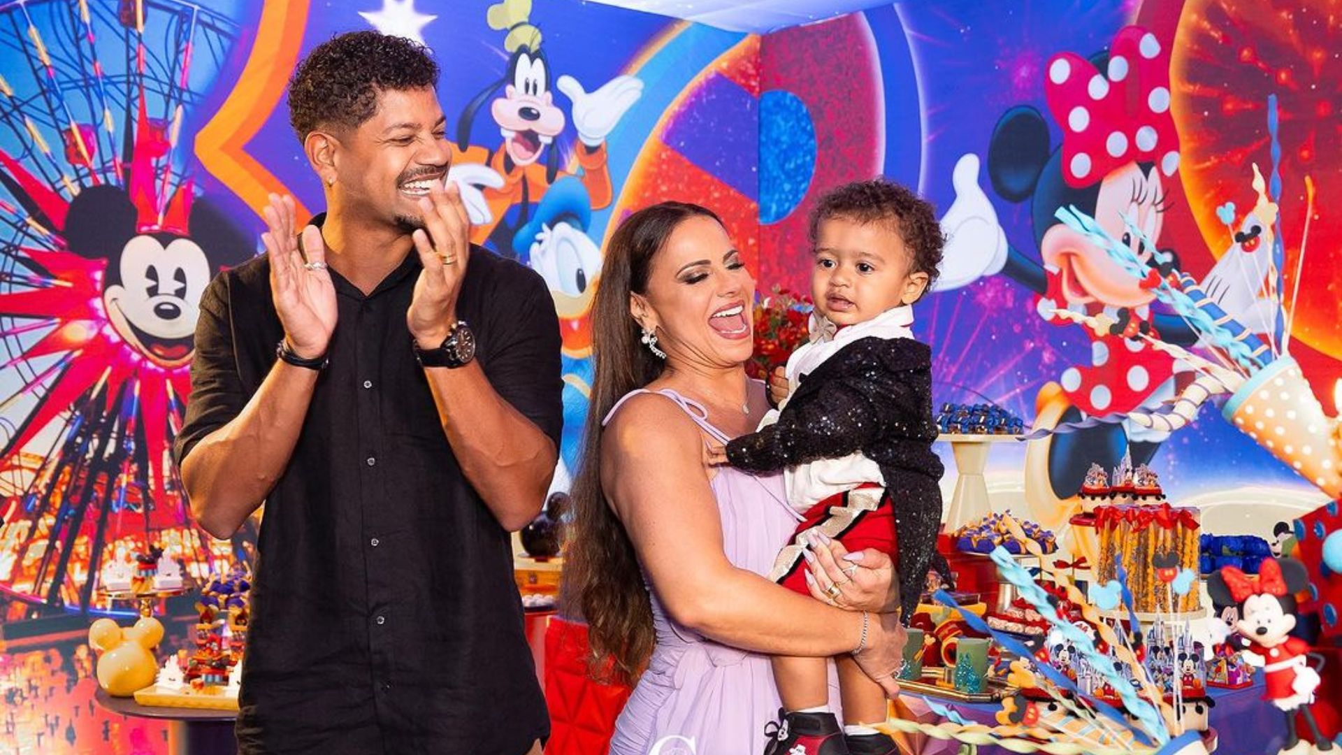 Viviane Araujo, Guilherme Milit&atilde;o e Joaquim em festa de 1&ordm; ano do filho