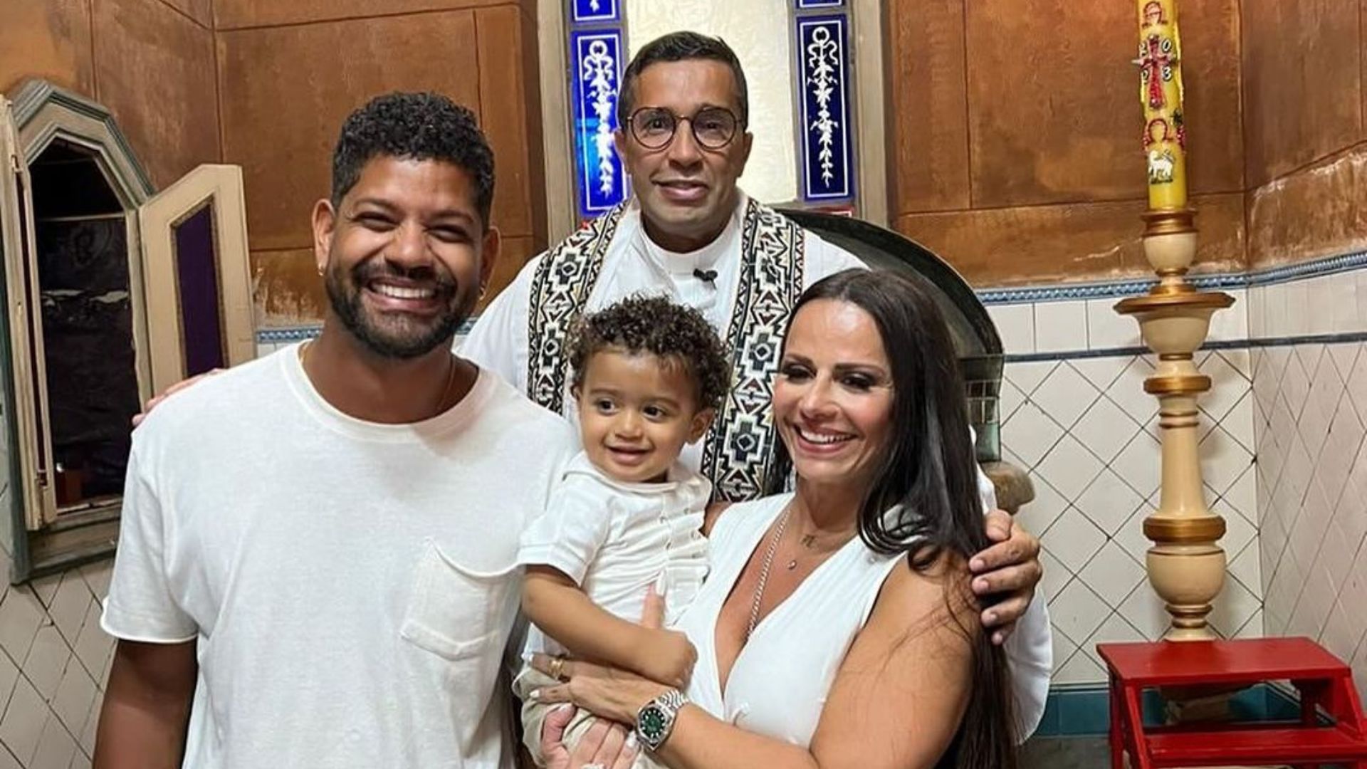 Familia posando para foto