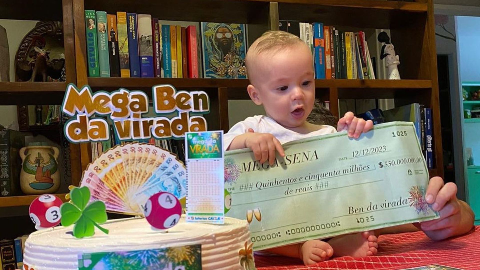 Crian&ccedil;a segurando um cheque de mentira