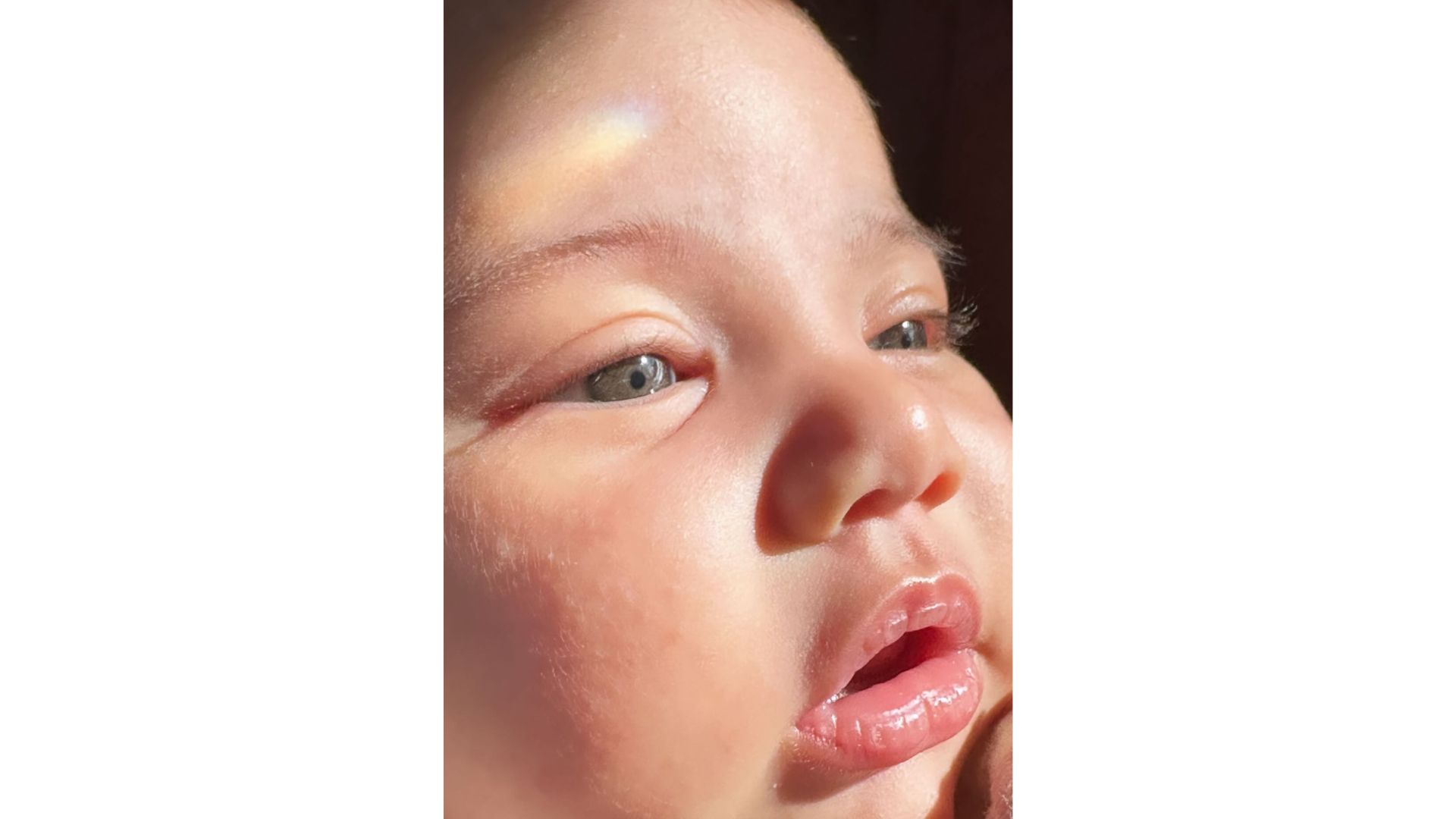 Bebe sendo iluminada pelo sol 