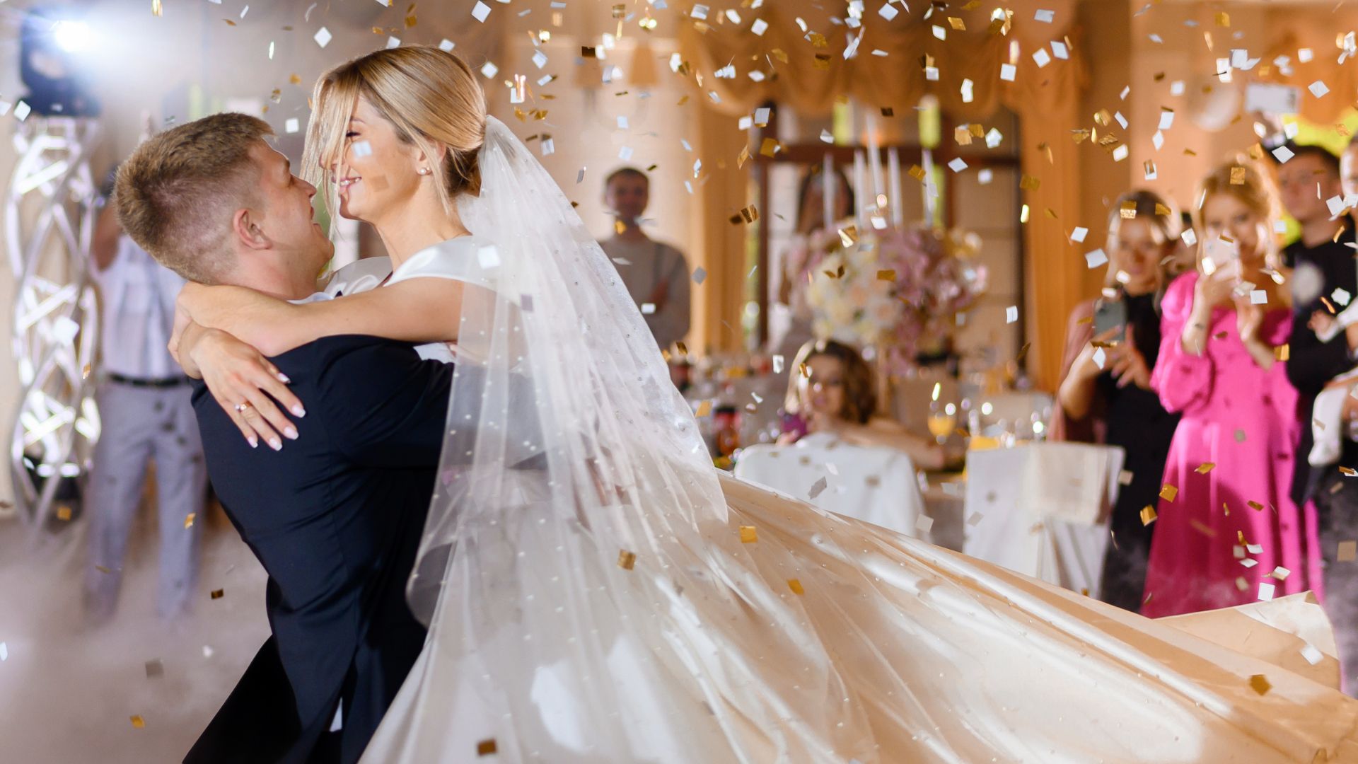Casal dan&ccedil;ando no casamento