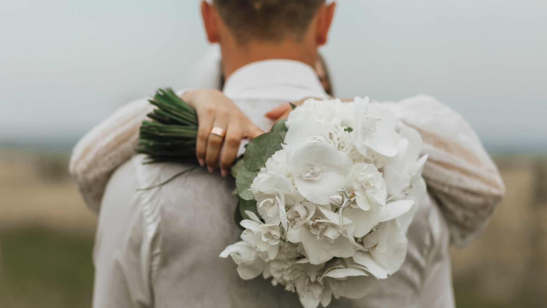 Casal dan&ccedil;ando no casamento