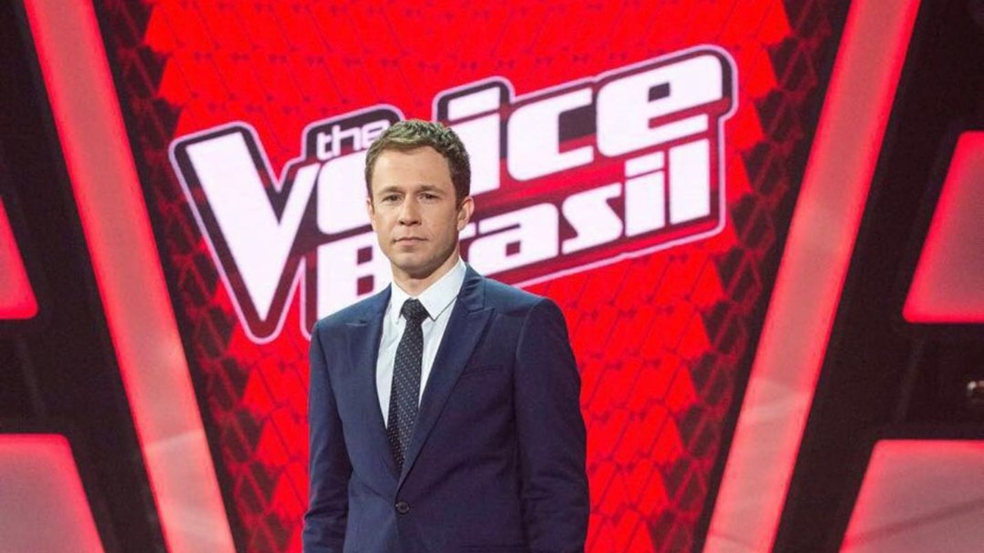 Homem posando para foto 