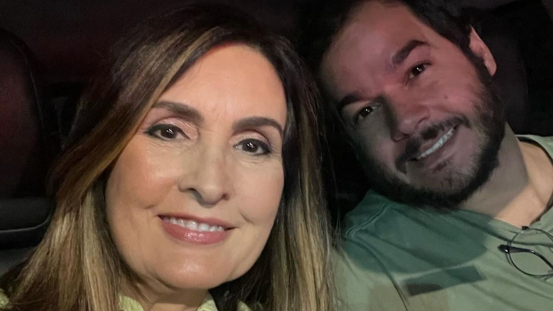 Casal posando para foto