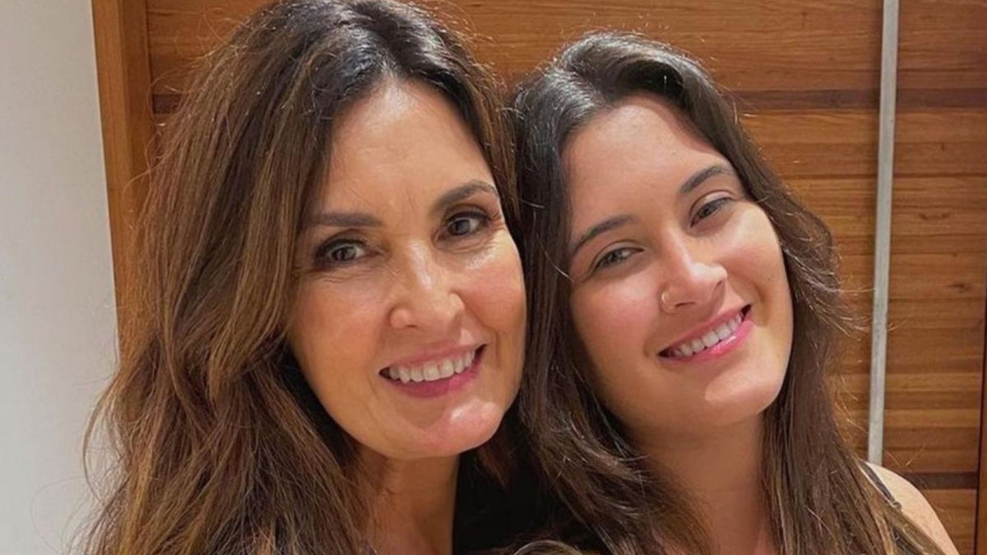 Mulher e filha posando para foto