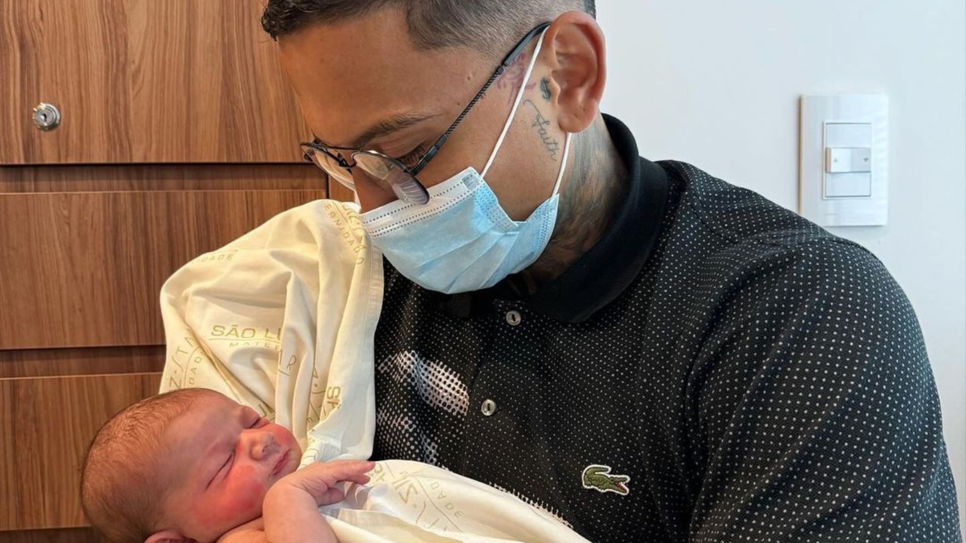 Homem posando para foto