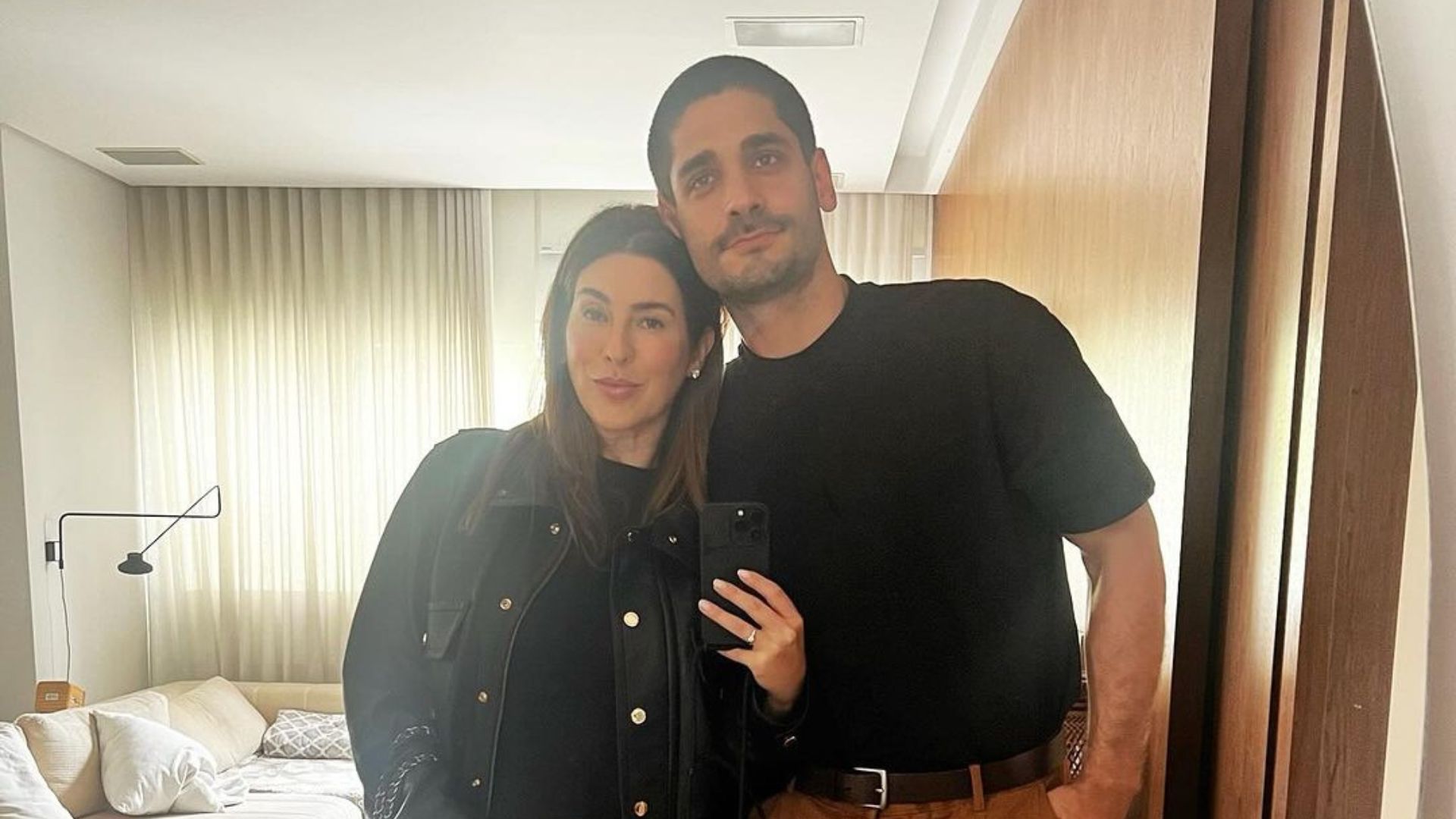 Casal posando para fotos no espelhos 