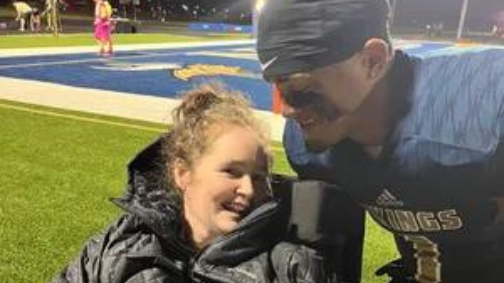 M&atilde;e assistindo futebol