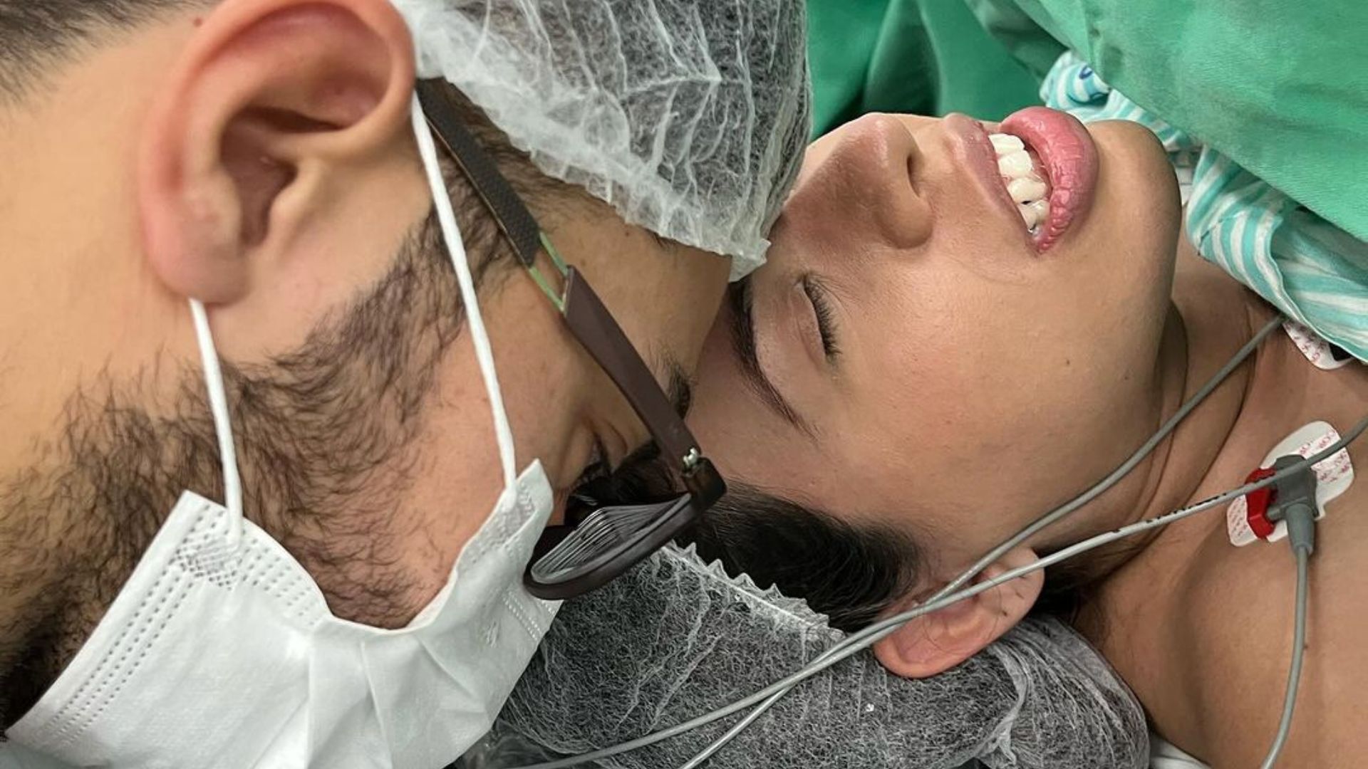 Casal durante parto de crian&ccedil;a