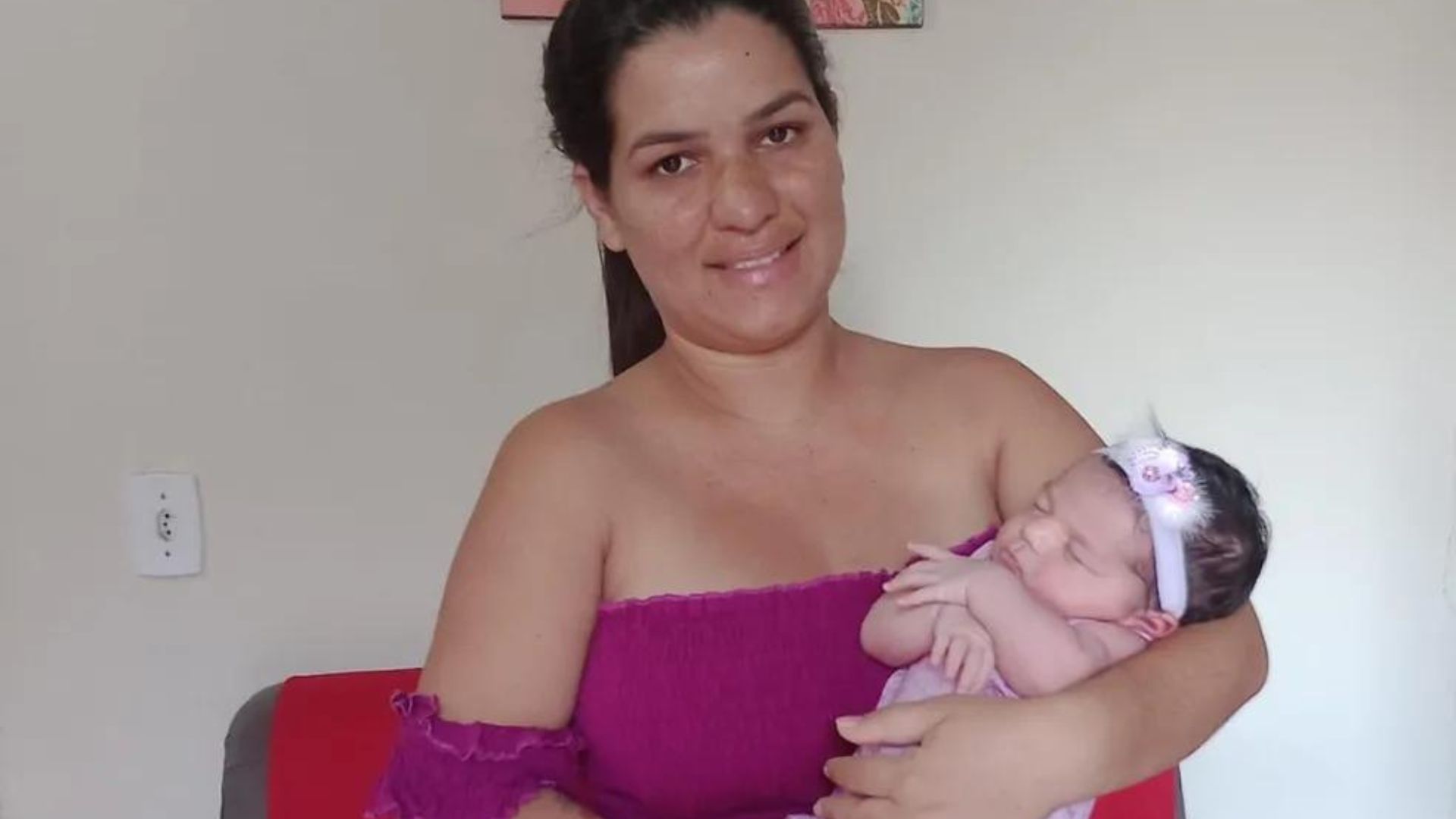 Mãe segurando bebe