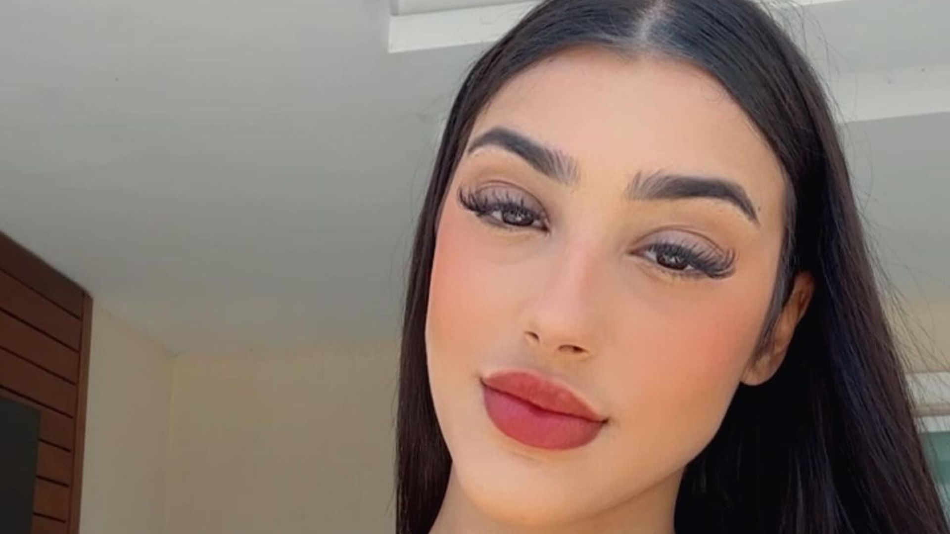 Mulher posando para foto