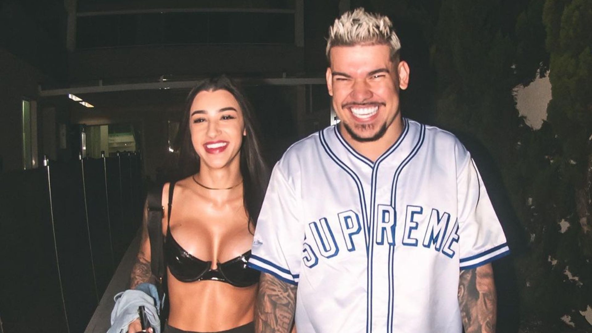 Casal posando para foto