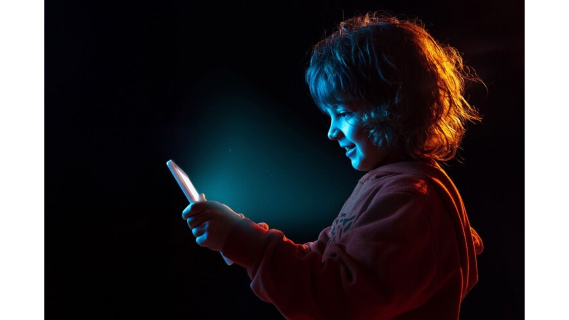 Crian&ccedil;a com celular