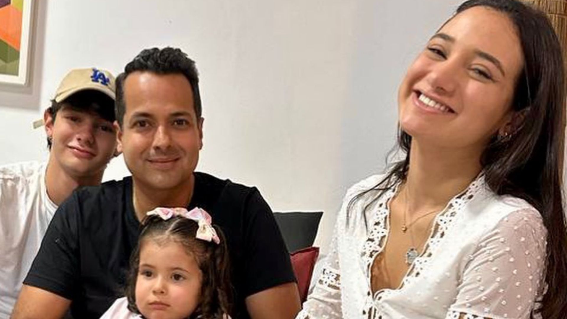 Fam&iacute;lia posando para foto 